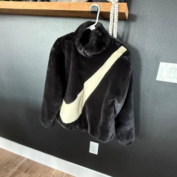 Nike Wonen’s Sportswear faux fur swoosh jacket - Picture 3 of 4